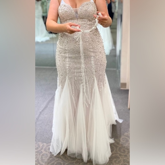 Strapless Mermaid style wedding dress - Picture 3 of 4